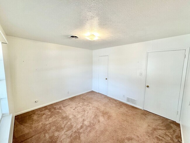 Building Photo - Charming 2 Bed 1 Bath Duplex - Walk to Sch...