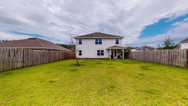 Building Photo - 5 Bedroom / 3 Bathroom Home  in Hammock Bay w/Fenced in Yard
