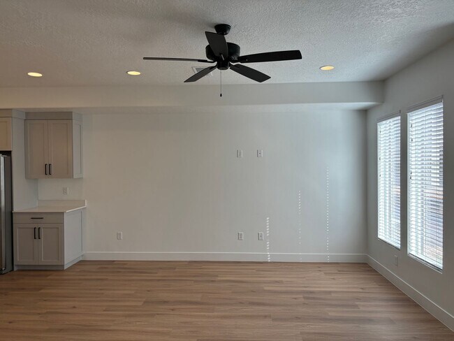 Building Photo - Woodland Estates Townhome! - END UNIT!!