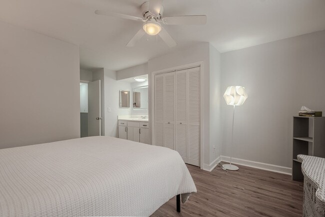 Building Photo - ***HALF OFF 1st Months Rent If Leased by 8/1/2026*** Fully Furnished 2BR/2.5BA Townhome Near UGA ...