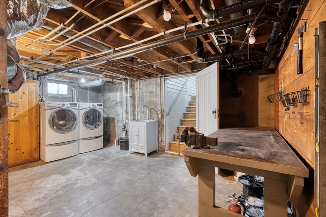 Building Photo - Charming remodeled craftsman blocks away f...