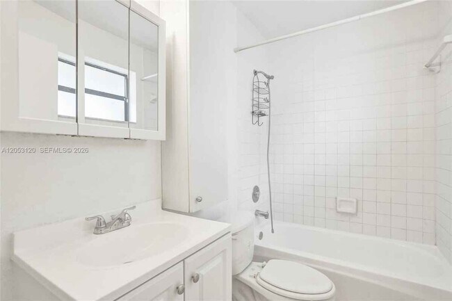 Building Photo - 2120-2122 Thomas St # 2122 HOLLYWOOD, FL 33020