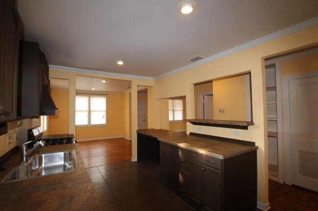 Building Photo - 3 Bedroom, 1.5 Bath Home in Central Tyler!