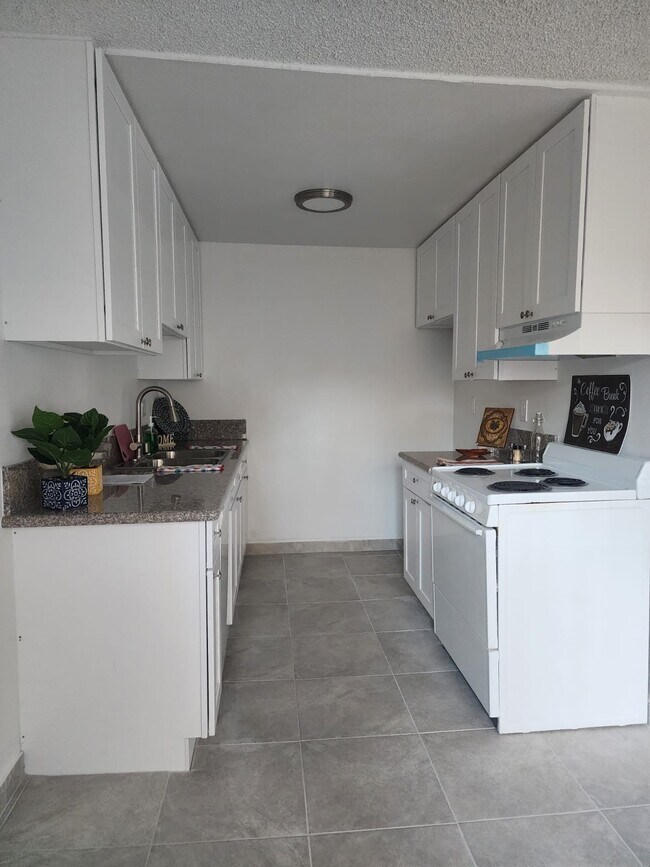 Building Photo - Cedros Apartments