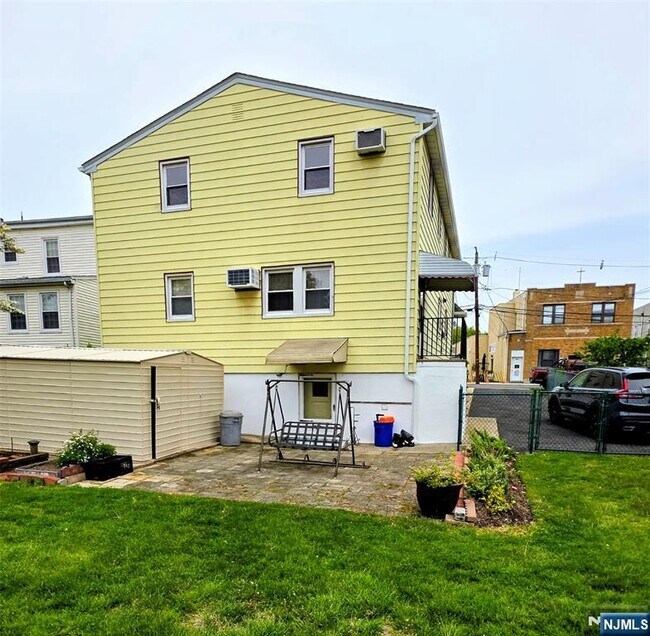 Building Photo - 648 Milton Ave