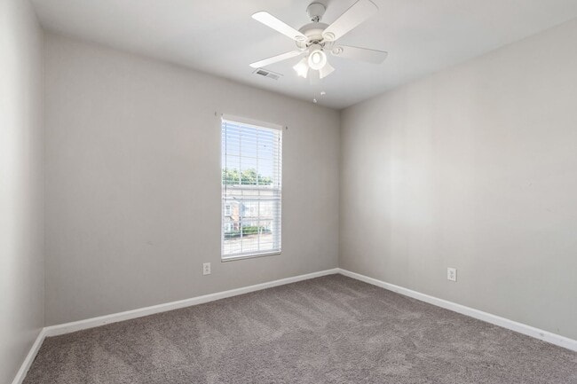 Building Photo - Beautiful End-Unit Townhome in Sought-After Breckenridge!