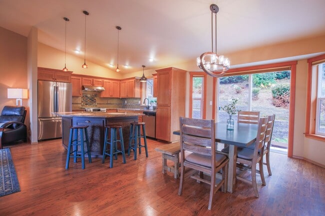 Building Photo - Beautiful Penn Cove View Home and Dog Frie...