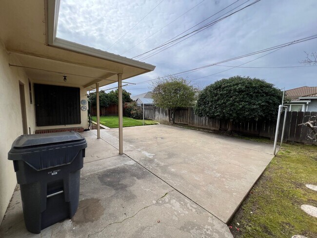 Building Photo - 723 S California St