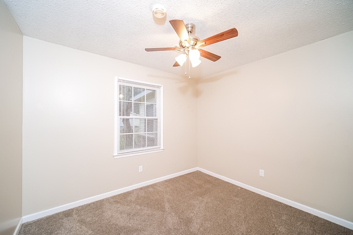 Building Photo - 121 Greenwood Cir