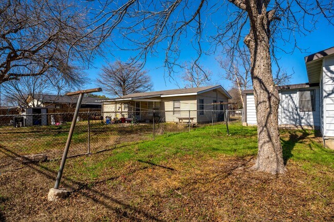 Building Photo - Fairlawn 3 bedroom, 1 bath ready for move-in