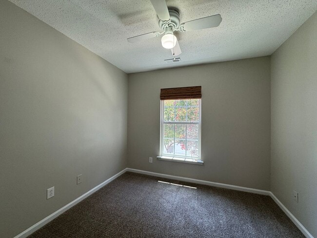 Building Photo - 3 Bedroom Townhome