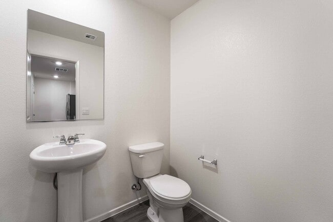 Building Photo - Stylish Townhome Living: Luxury and Comfort!