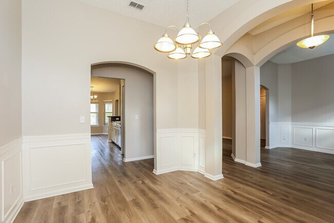 Building Photo - 1819 Burgess Hill Dr E