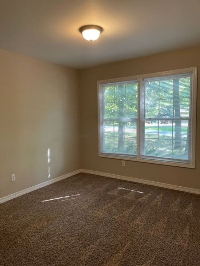 Building Photo - Southeast Home, Glendale Schools!