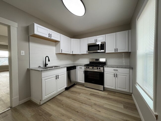 Building Photo - 2 bed, 1 bath home in the heart of Central St. Louis City, moments from Forest Park, Barnes Jewis...