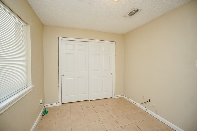 Building Photo - 20143 Beechview Ln