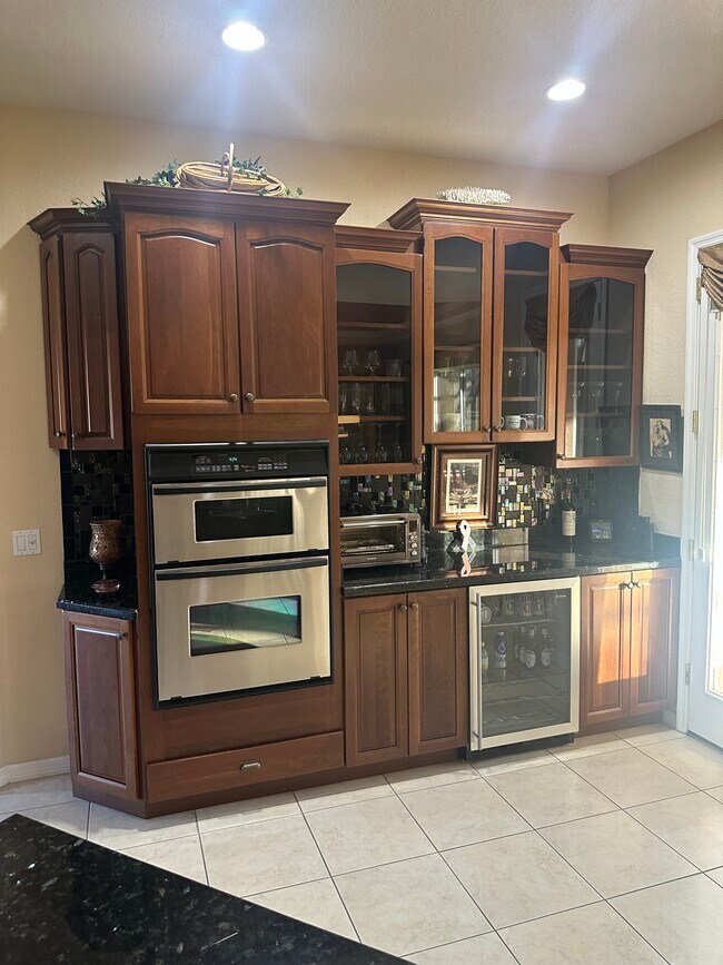 Building Photo - 566 Planters Manor Way