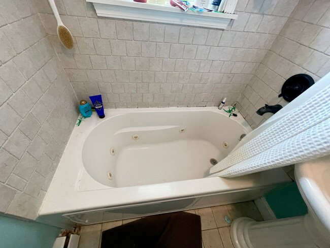 Building Photo - 1 Bedroom Condo for Rent $2,400