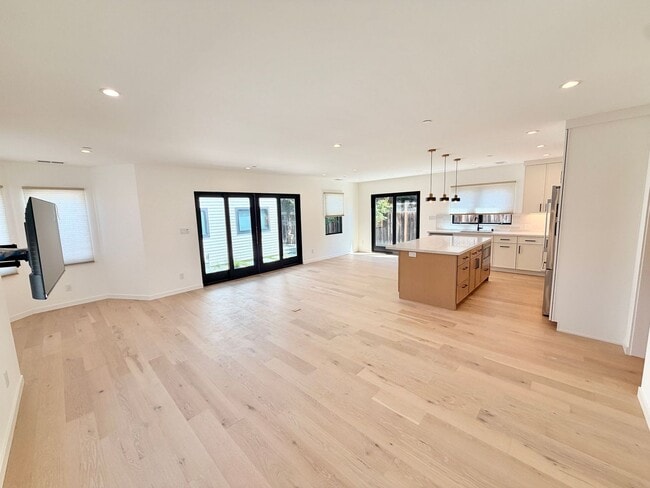 Building Photo - Never-Lived-In Luxury: 1,408 Sq Ft Detached Single-Family Home with Private Office — Downtown Sun...