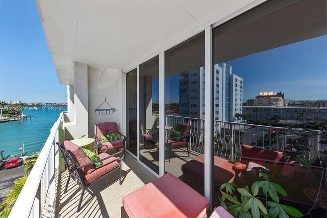 Building Photo - 10350 W Bay Harbor Dr