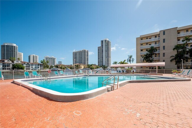 Building Photo - 2999 Point E Dr