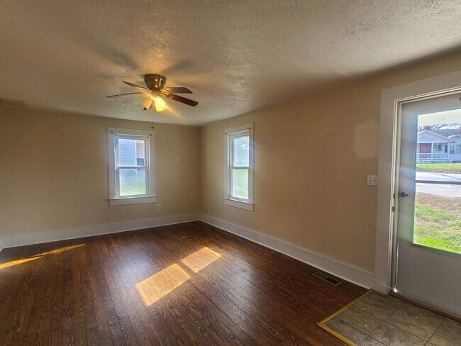 Building Photo - Charming home with wonderful yard!