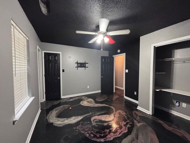 Building Photo - This is a must see!