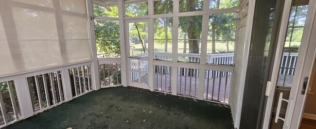 Building Photo - 33 Fairway Dr