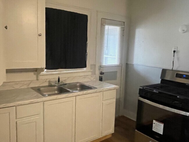 Building Photo - 6 month lease! Cozy 1-Bedroom duplex AVAIL...