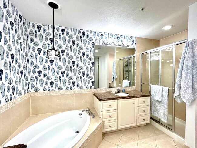 Master bath with dual sinks, soaking tub & separate shower - 28 Harbour Isle Dr W