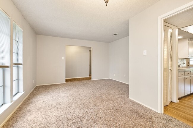 Building Photo - Simple 3 Bedroom, 2 Bath Home in South Aus...