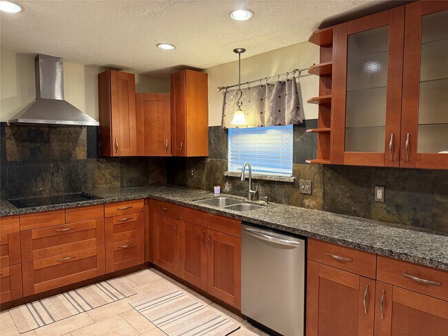 Building Photo - 2902 Arrowhead Dr