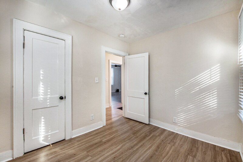 Building Photo - 2755 E Surrey Dr
