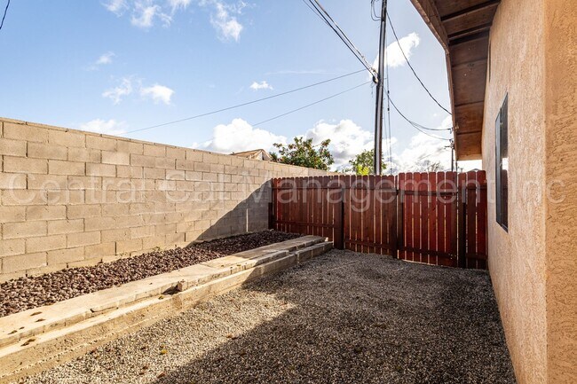 Building Photo - 2 Bedroom/1 Bath Home - $1450 Per Month