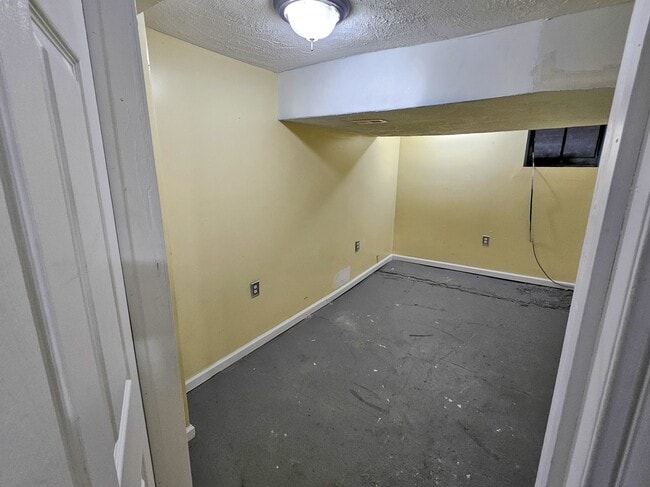 Building Photo - 535 E Warrington Ave