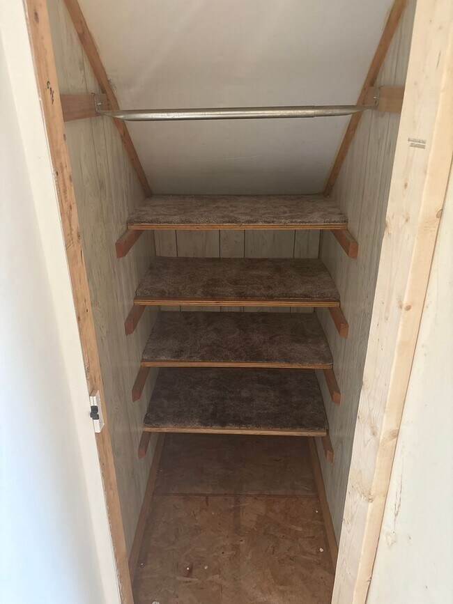 Building Photo - 1 Bedroom 1 Bath 2 Story Cottage-Suburban SD