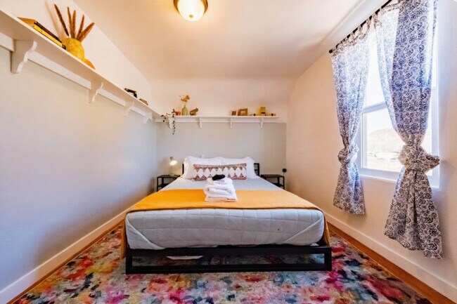 Building Photo - 170 E 100 N