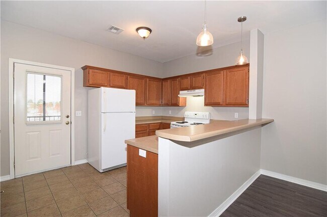 Building Photo - 3010 SE J St