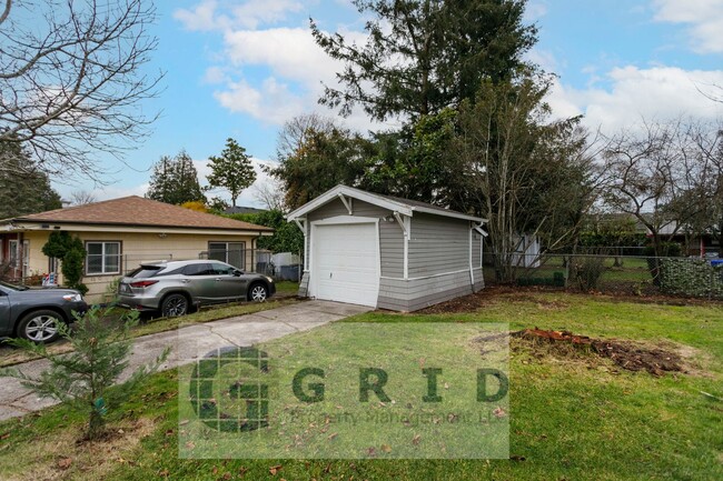 Building Photo - Charming 2 Bedroom Bungalow - Located in C...