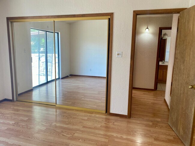 Building Photo - 2032 Camelot Dr