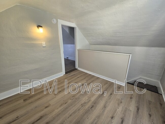 Building Photo - 740 W 11th St