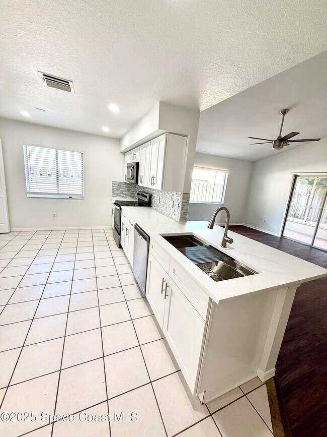 Building Photo - 4756 Silver Heron Dr