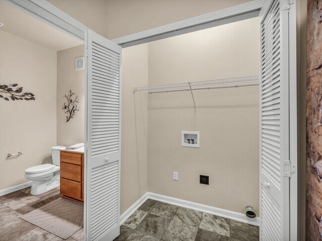 Building Photo - Castle Schools*********Large 2 Bedroom 2 Bath**********Newburgh Indiana Living