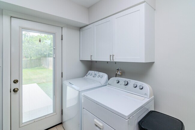Building Photo - 282 Zandale Dr