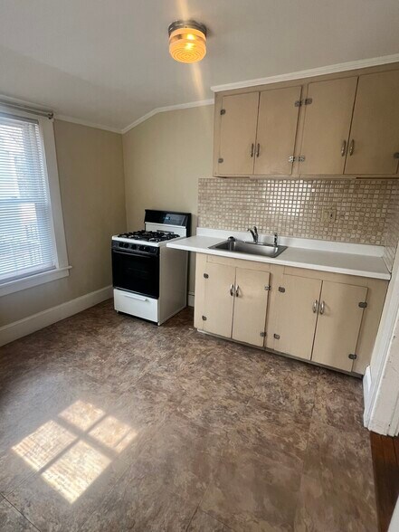 Building Photo - 8 Chapin St