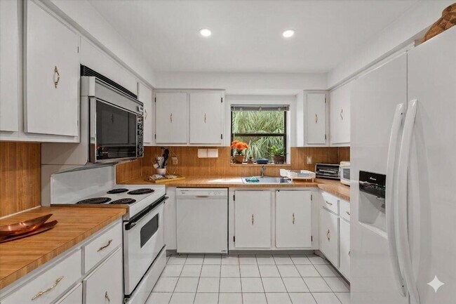 Building Photo - 16251 Golf Club Rd