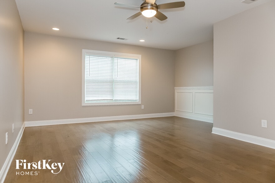 Building Photo - 740 Wood Lily Dr