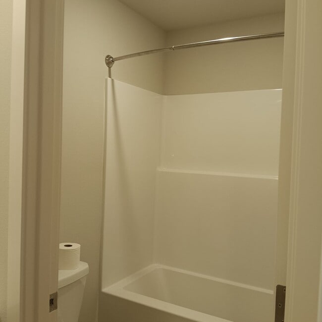 Building Photo - Beautiful Modern Home in Woodburn is Ready For You!!