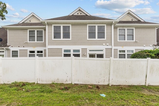 Building Photo - Beautiful 3-Bedroom Condo in Norfolk.