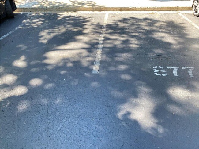 Building Photo - 877 Lenox Oaks Cir NE